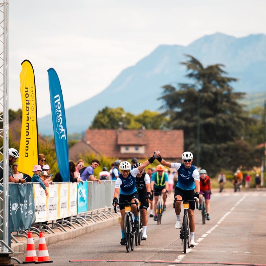 Quel week-end exceptionnel 🚴‍♂️☀️

Vous avez été 2900 participants à faire vibrer le Chablais à travers un programme riche mêlant course à pied, gravel et cyclisme sur route… et quelle énergie du début à la fin ! Nous sommes immensément fiers de vous avoir accueillis.

Un immense merci à toutes et tous pour vos sourires, aussi lumineux que le soleil qui nous a accompagnés tout au long de ce week-end 🙌

Rien de tout cela n’aurait été possible sans l’engagement incroyable de nos bénévoles, le soutien précieux de nos partenaires, et l’accompagnement de la Ville de Thonon – merci à chacun d’entre vous.

Ce matin encore, vous étiez plus de 2000 cyclistes à prendre la route du Chablais : bravo pour vos performances et votre passion 👏

👉 Les classements sont d’ores et déjà disponibles sur le site de l’épreuve
📸 Les photos seront accessibles à partir de mardi

Nous avons bien pris en compte les remarques concernant les médailles manquantes. Nous en sommes sincèrement désolés. Face à plus de 500 inscriptions enregistrées lors de la dernière semaine, nous avons fait notre maximum pour nous adapter. Chaque participant concerné recevra sa médaille par voie postale dans les prochains mois — nous nous y engageons.

Encore merci pour ce week-end inoubliable ❤️
Rendez-vous en 2026 !

📸 @alanis_pic_