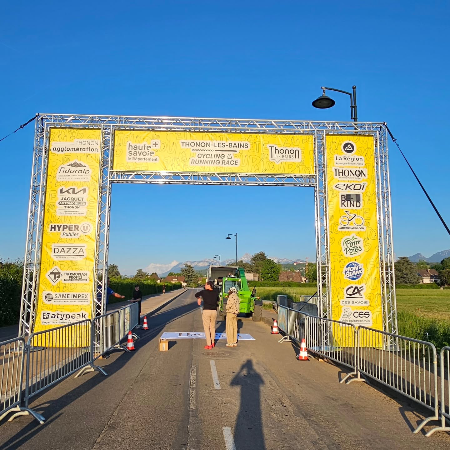 Une 6️⃣ème édition un peu spéciale : la fête du @letourdefrance à @villedethonon 💛

Montage en cours ✅️

Les dossards sont à retirer dès samedi 7h 🫠
800 runners et 1900 cyclistes déjà inscrits 😍